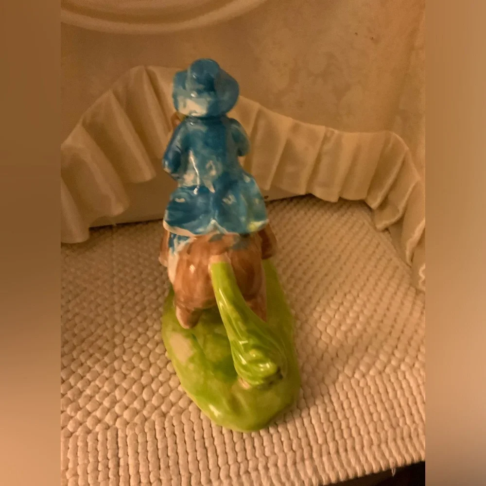 VINTAGE CERAMIC FIGURINE